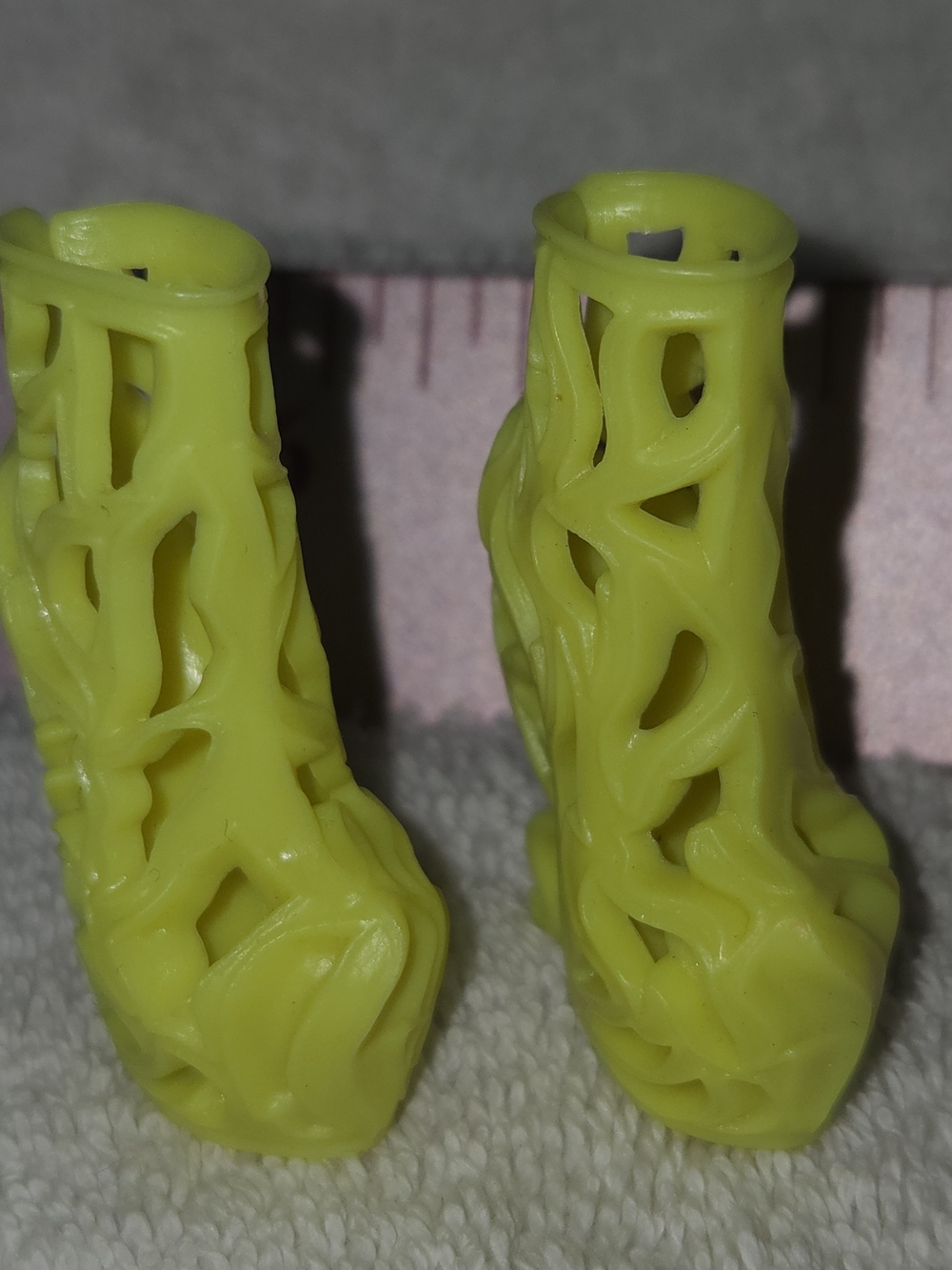 Mattel Monster High Bonita Femur Freakie Fusion Neon Yellow Cutout Doll Boots